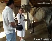Огромный конь трахает женщину врача ветеринара